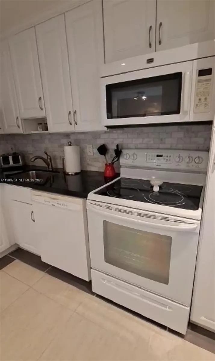 Foto de propiedad en 3774 Inverrary Boulevard 103P, Lauderhill, FL 33319 Lauderhill con MLS# 