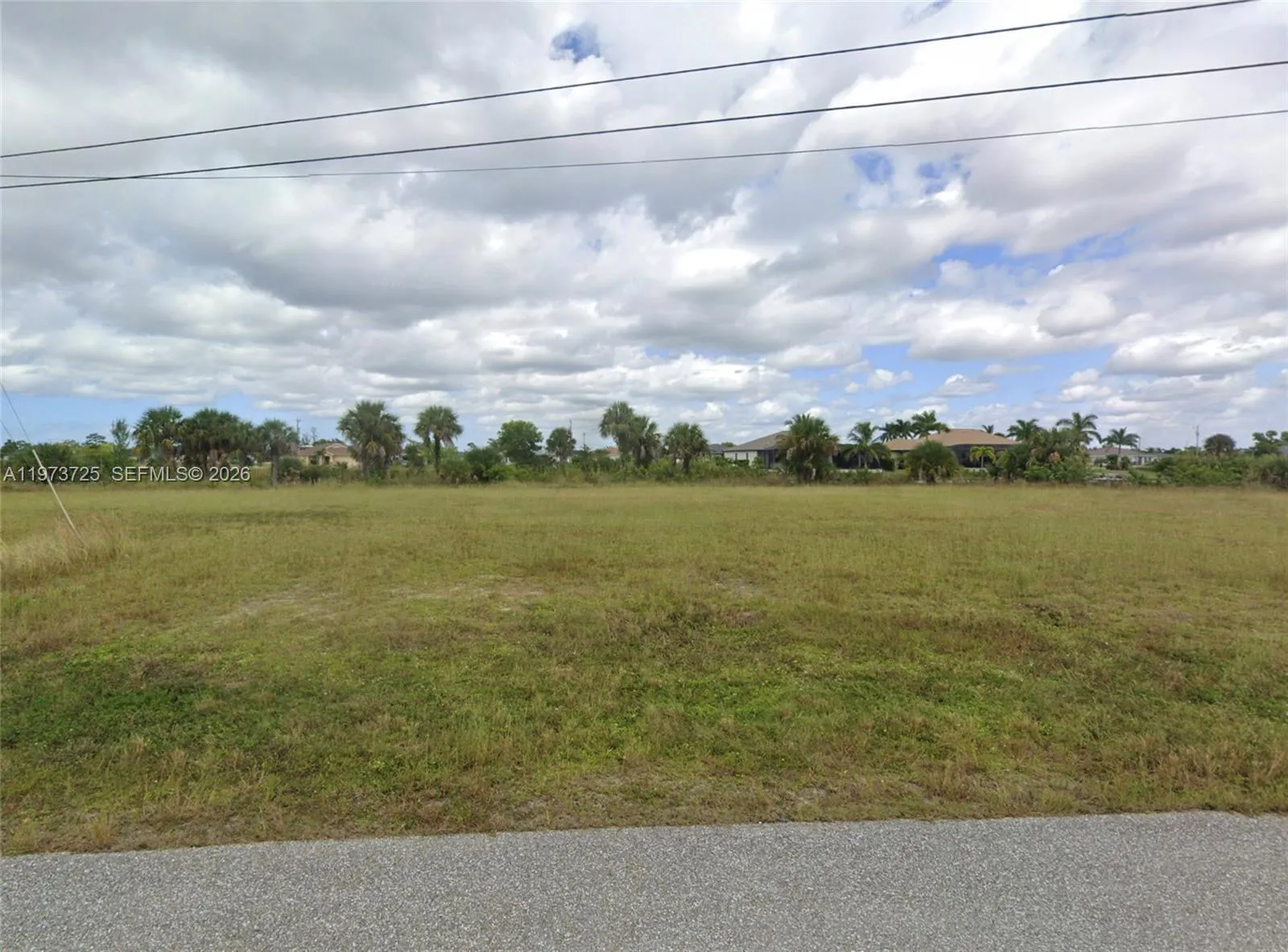 Foto de propiedad en 3779 NE 14th Place, Cape Coral, FL 33909 Cape Coral con MLS# 