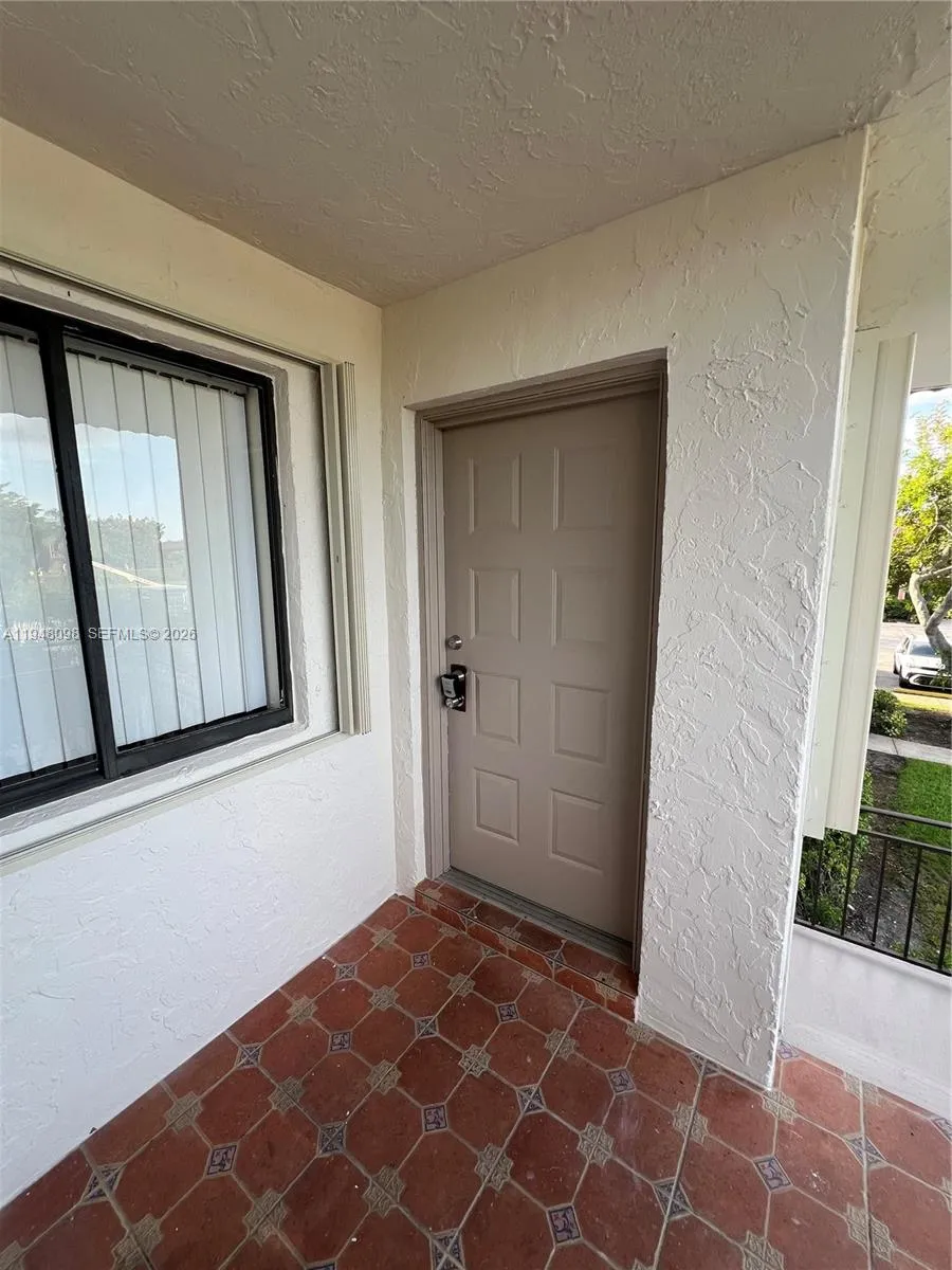 Foto de propiedad en 379 Lakeview Drive 205, Weston, FL 33326 Weston con MLS# 