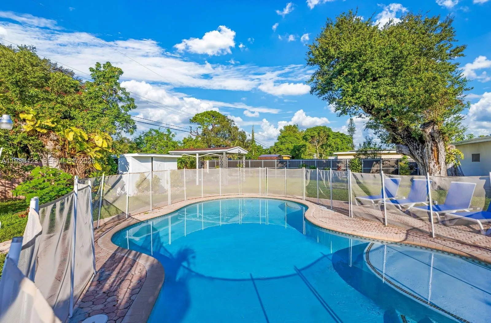 Foto de propiedad en 38 Miami Gardens Road, West Park, FL 33023 West Park con MLS# 