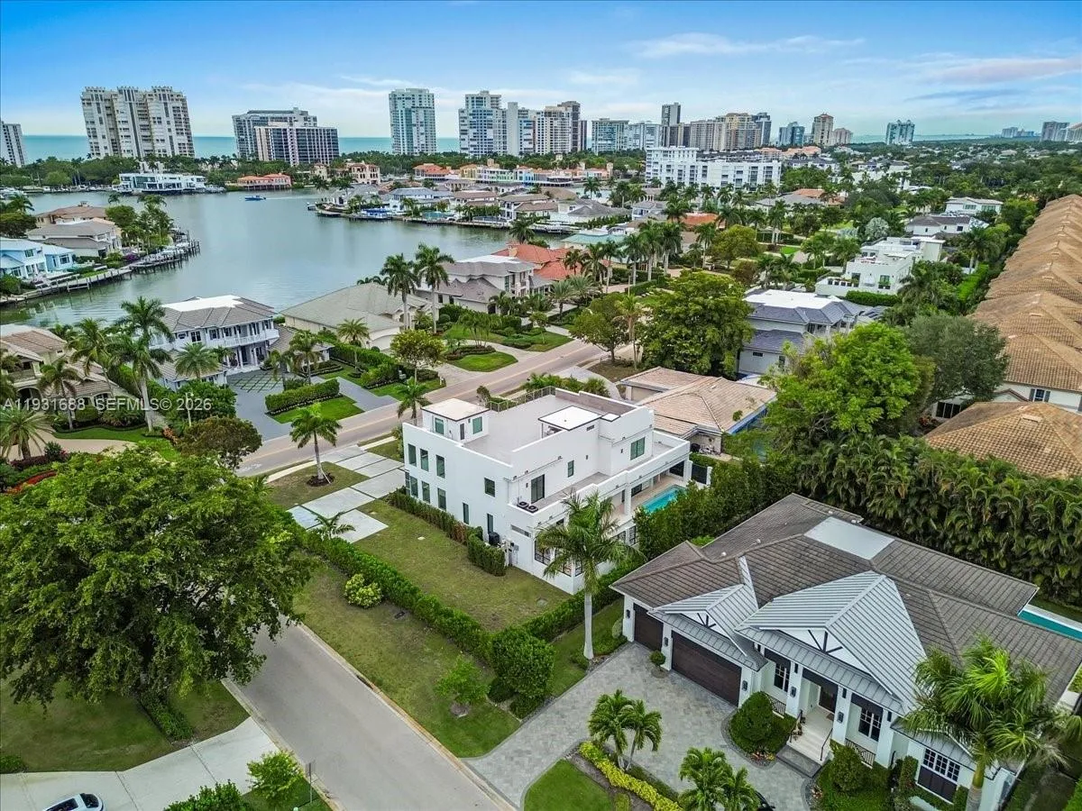 Foto de propiedad en 3800 Crayton Road, Naples, FL 34103 Naples con MLS# 