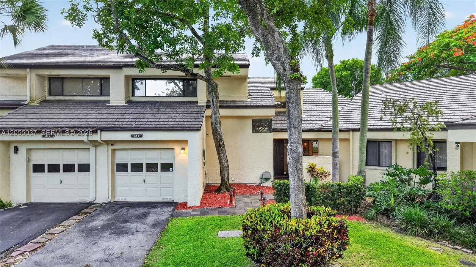 Foto de propiedad en 381 NW 94th Terrace, Plantation, FL 33324 Plantation con MLS# 