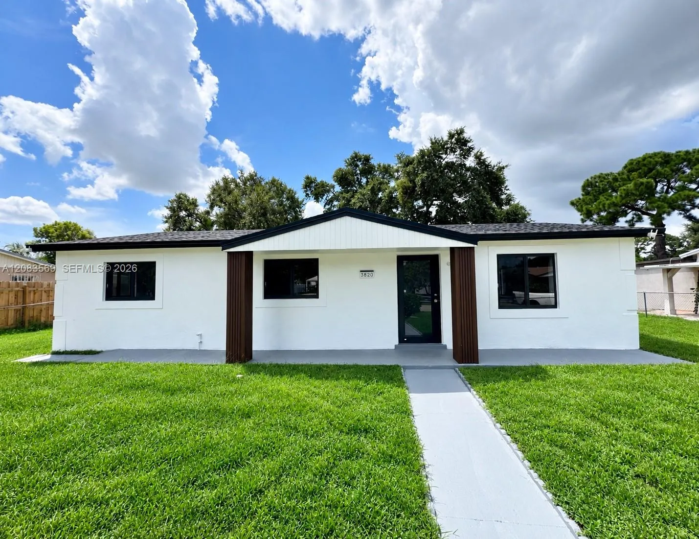 Foto de propiedad en 3820 NW 210th Terrace, Miami Gardens, FL 33055 Miami Gardens con MLS# 