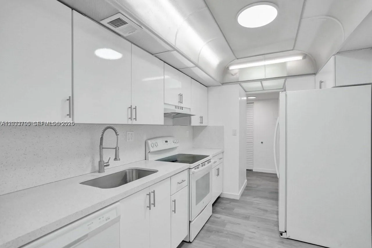 Foto de propiedad en 3821 Environ Boulevard 403, Lauderhill, FL 33319 Lauderhill con MLS# 