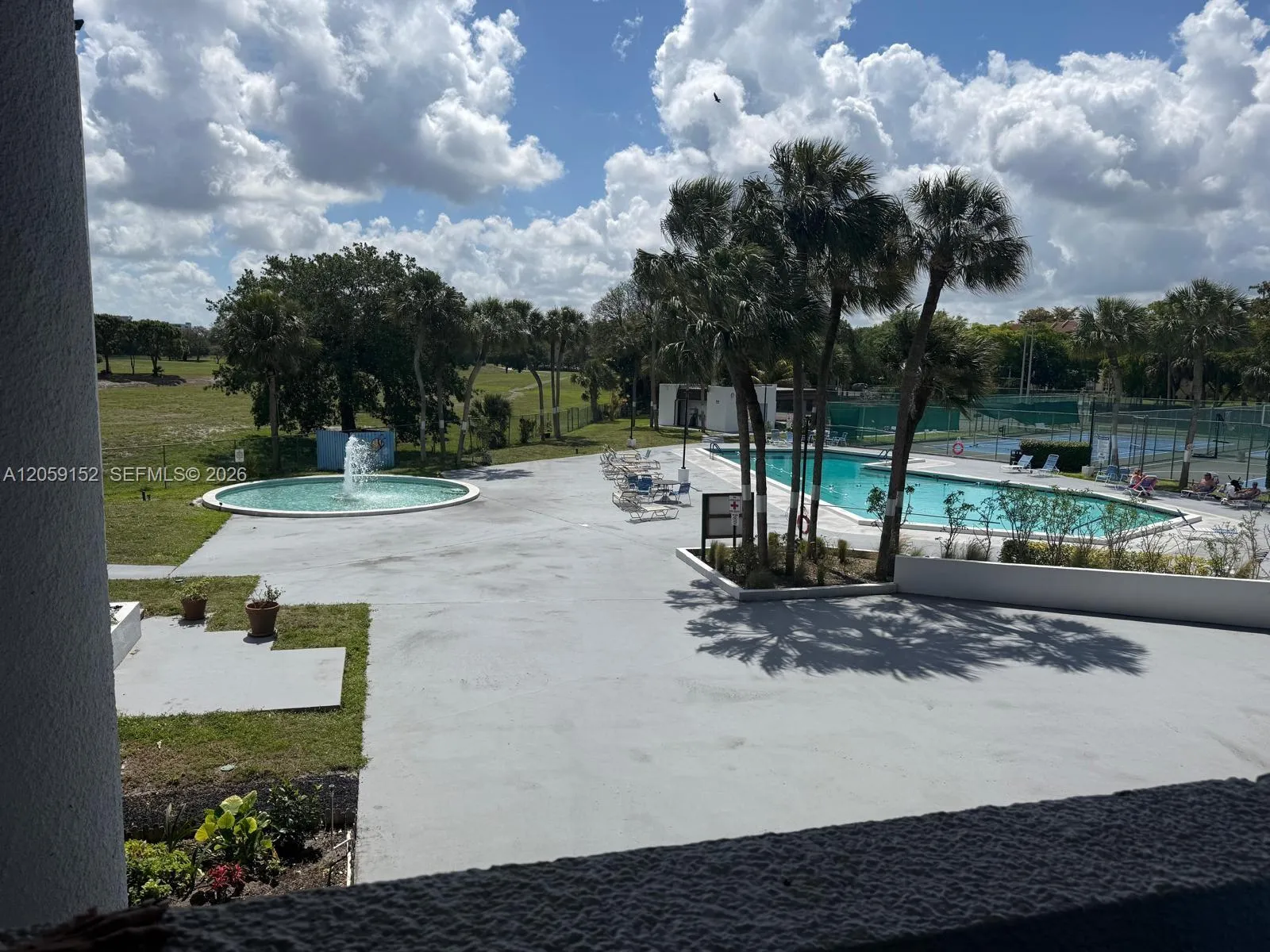 Foto de propiedad en 3821 Environ Boulevard 407, Lauderhill, FL 33319 Lauderhill con MLS# 