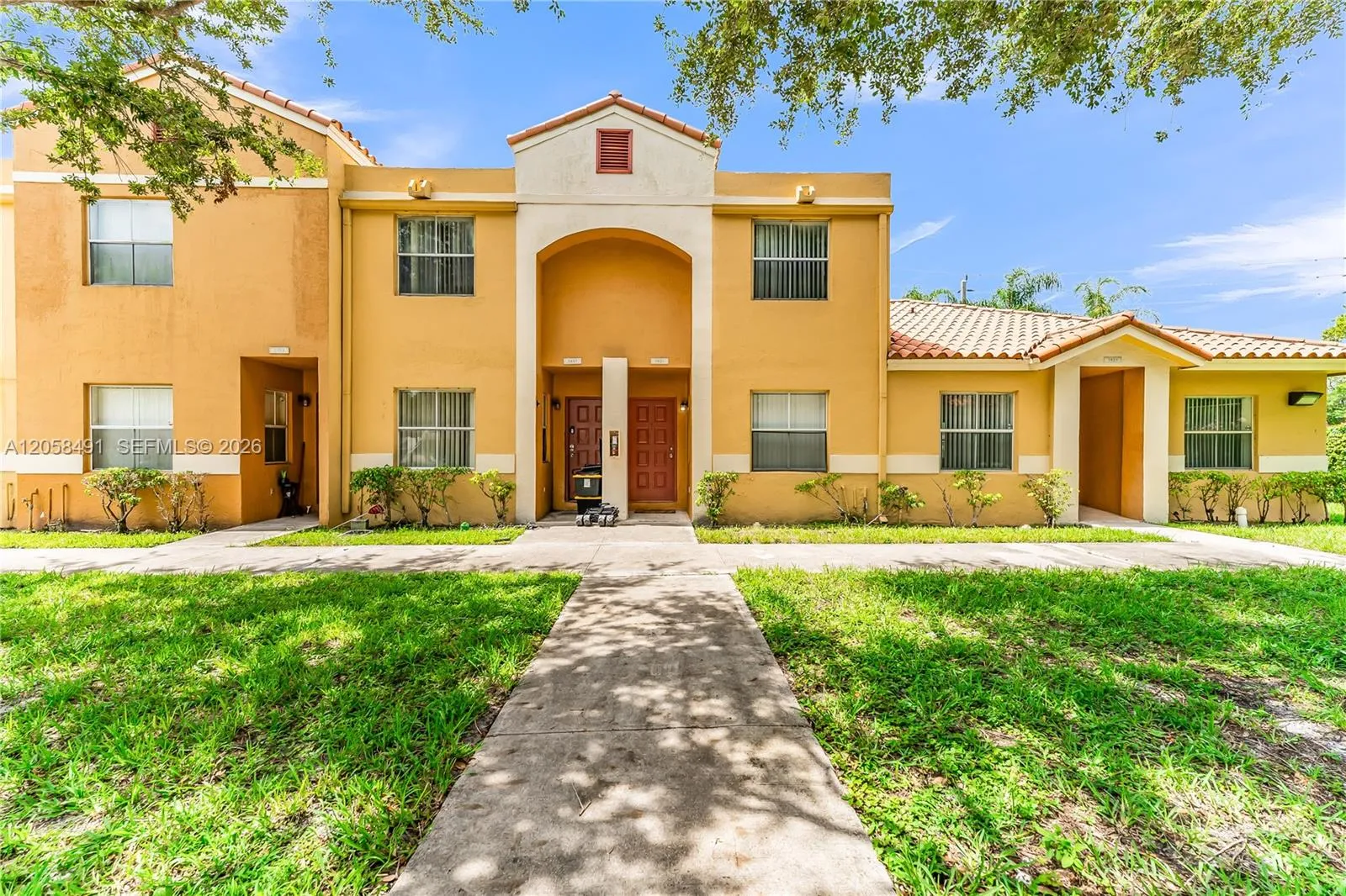 Foto de propiedad en 3821 NW 90th Avenue 3821, Sunrise, FL 33351 Sunrise con MLS# 