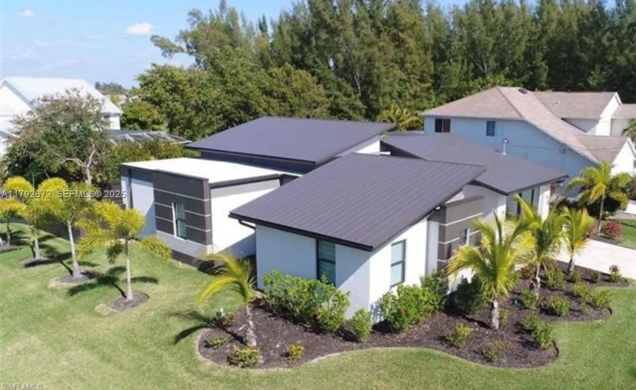 Foto de propiedad en 3823 SW 3rd Street, Cape Coral, FL 33991 Cape Coral con MLS# 