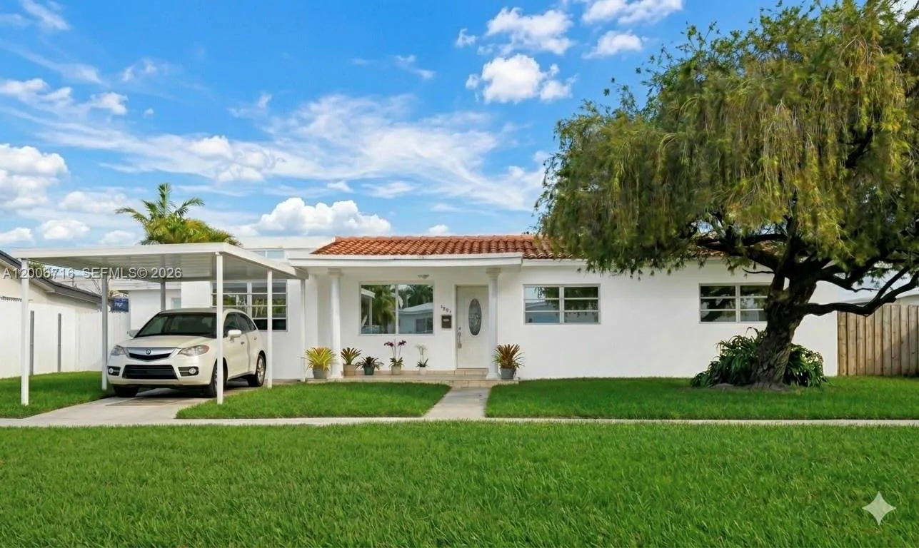 Foto de propiedad en 3831 E 10th Avenue, Hialeah, FL 33013 Hialeah con MLS# 