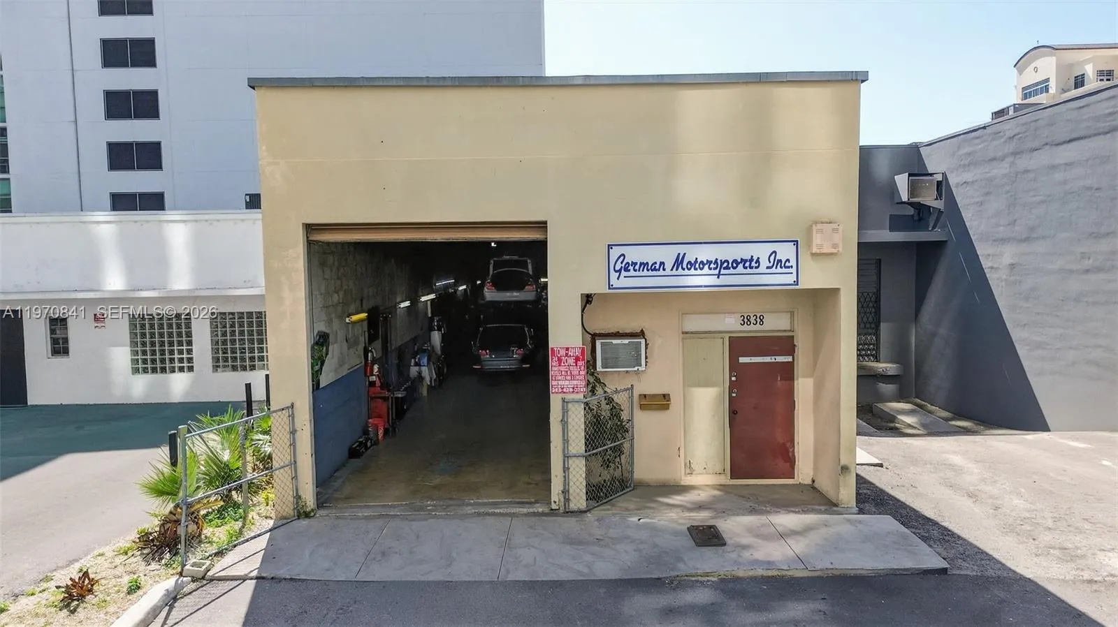 Foto de propiedad en 3838 Shipping Avenue, Miami, FL 33146 Miami con MLS# 