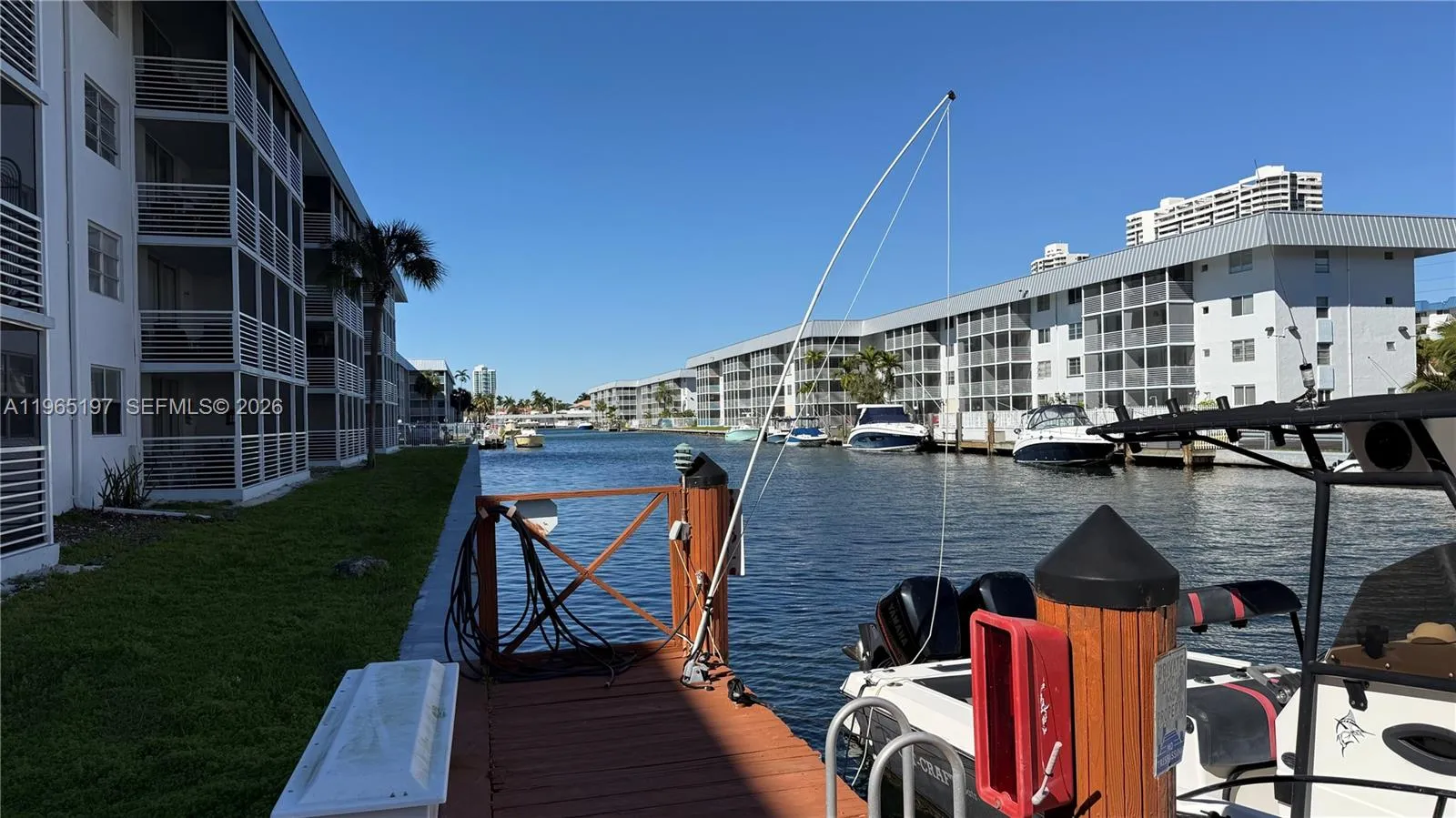 Foto de propiedad en 3849 NE 169th Street 201, North Miami Beach, FL 33160 North Miami Beach con MLS# 