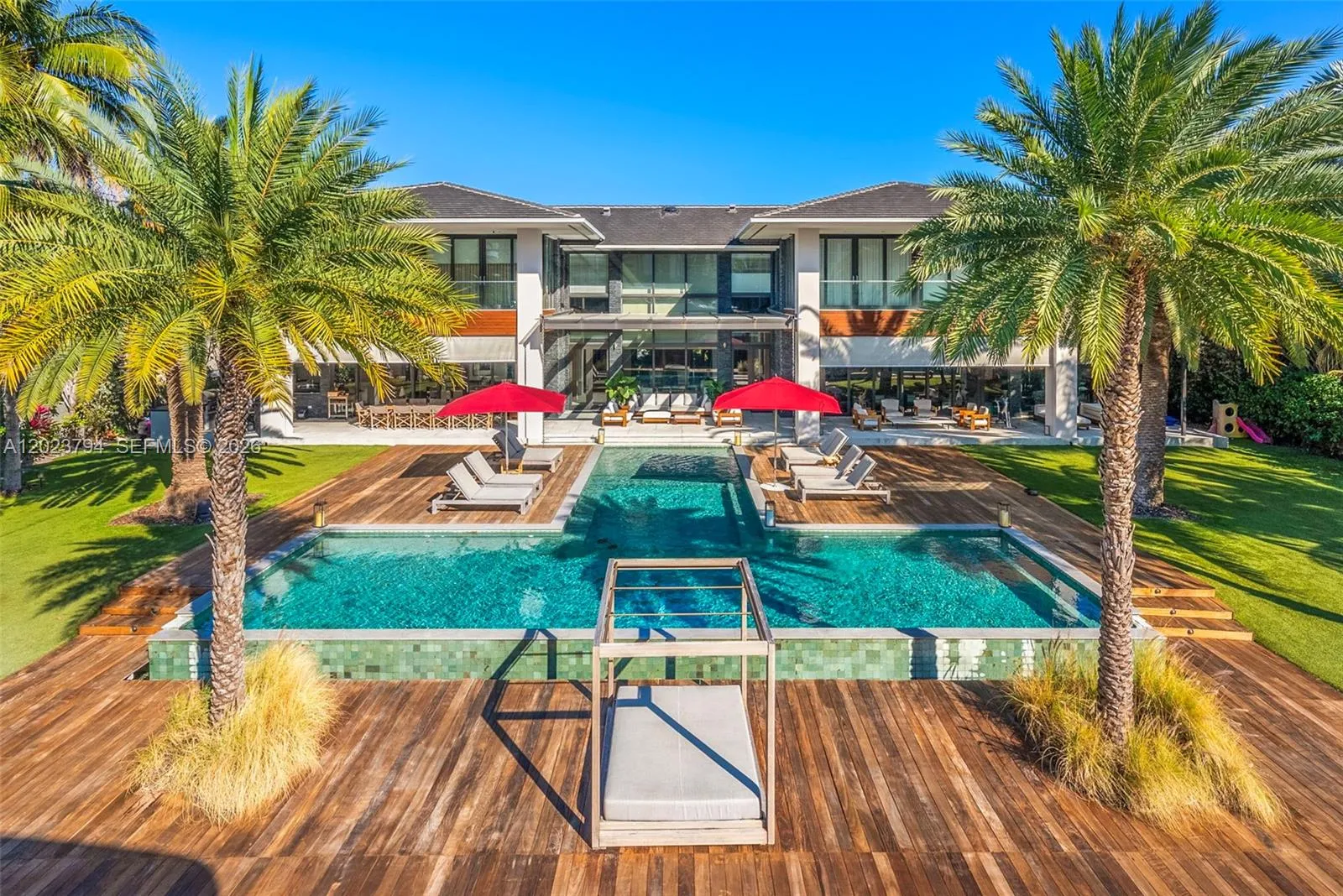 Foto de propiedad en 385 Centre Island, Golden Beach, FL 33160 Golden Beach con MLS# 