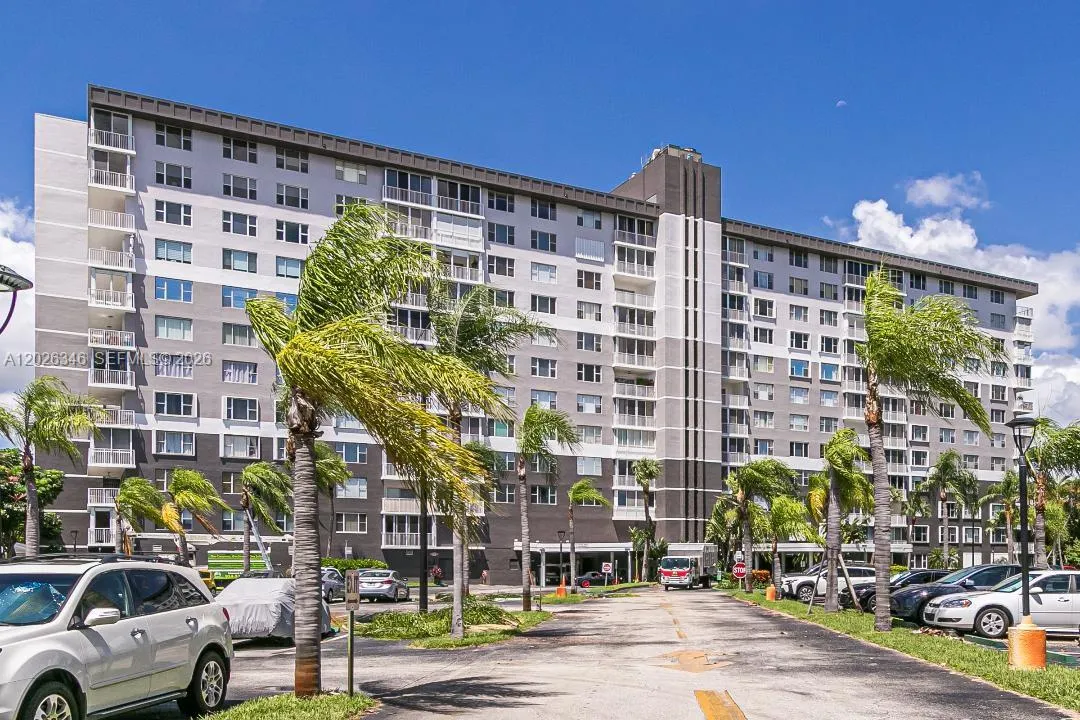 Foto de propiedad en 3850 Washington Street 409, Hollywood, FL 33021 Hollywood con MLS# 