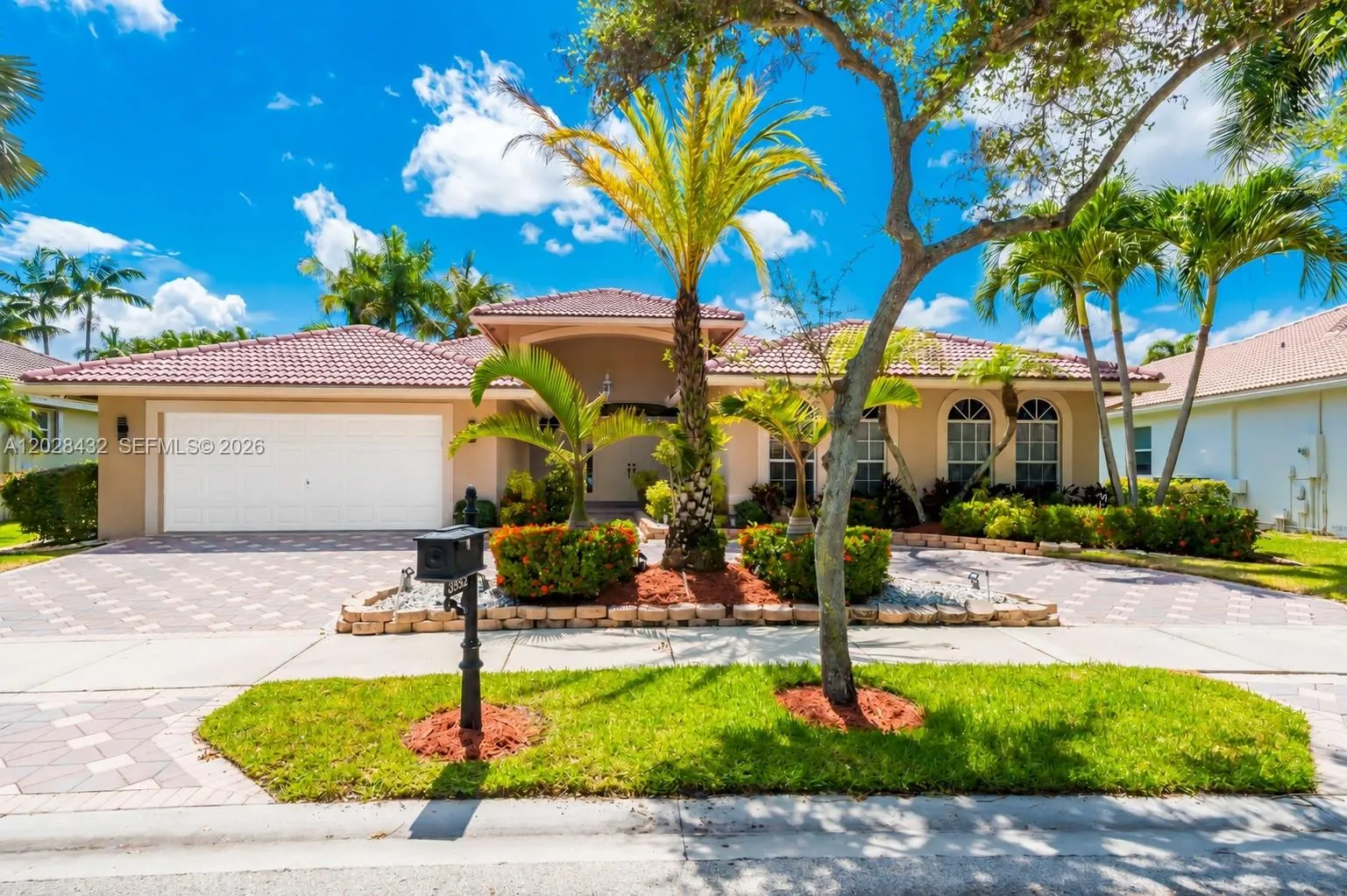 Foto de propiedad en 3852 Oak Ridge Circle, Weston, FL 33331 Weston con MLS# 