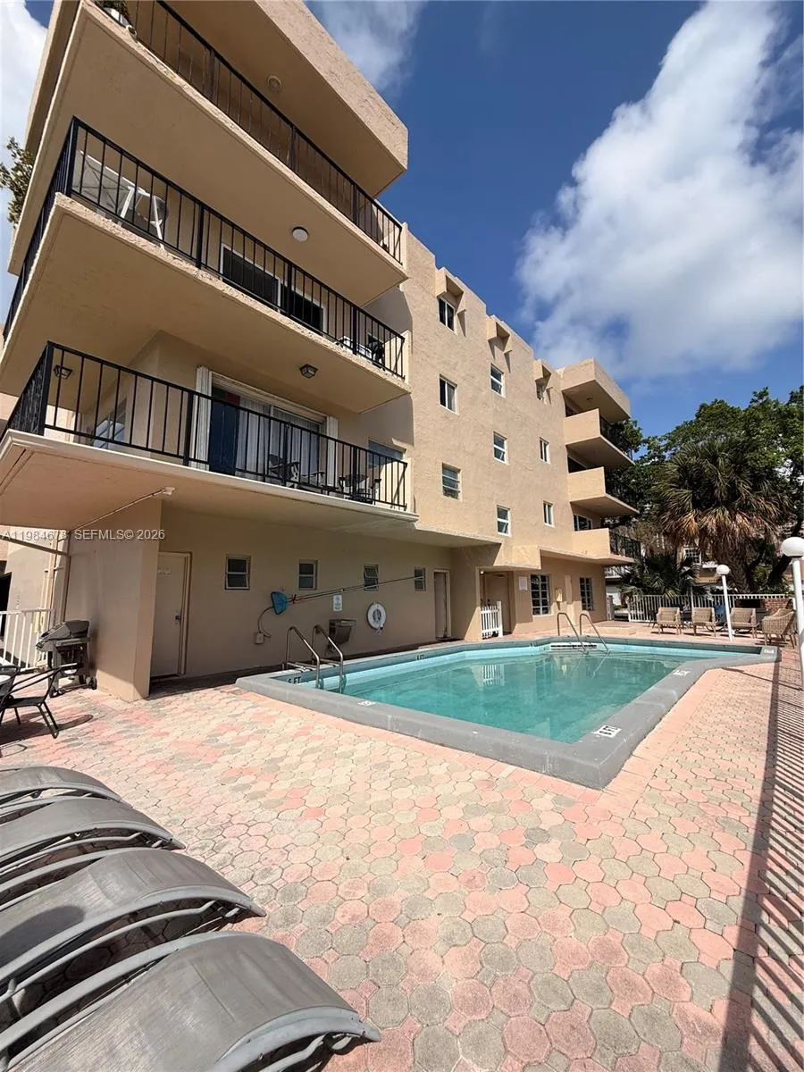 Foto de propiedad en 3860 NE 170th Street 304, North Miami Beach, FL 33160 North Miami Beach con MLS# 