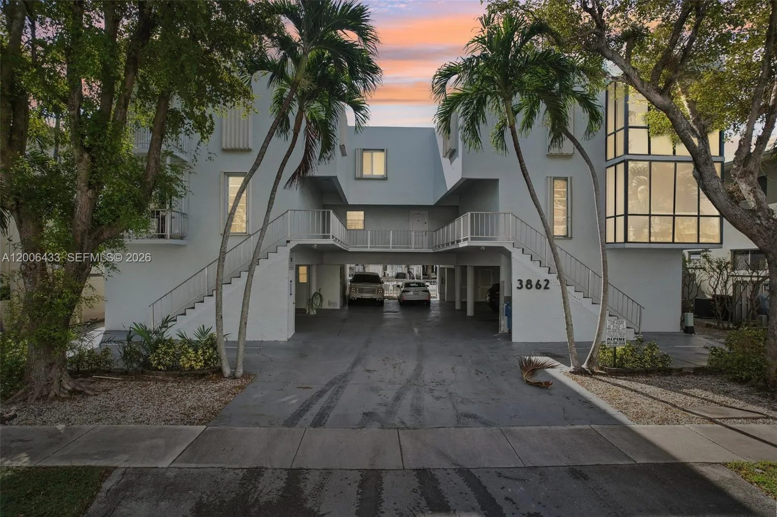 Foto de propiedad en 3862 NE 171st Street E, North Miami Beach, FL 33160 North Miami Beach con MLS# 