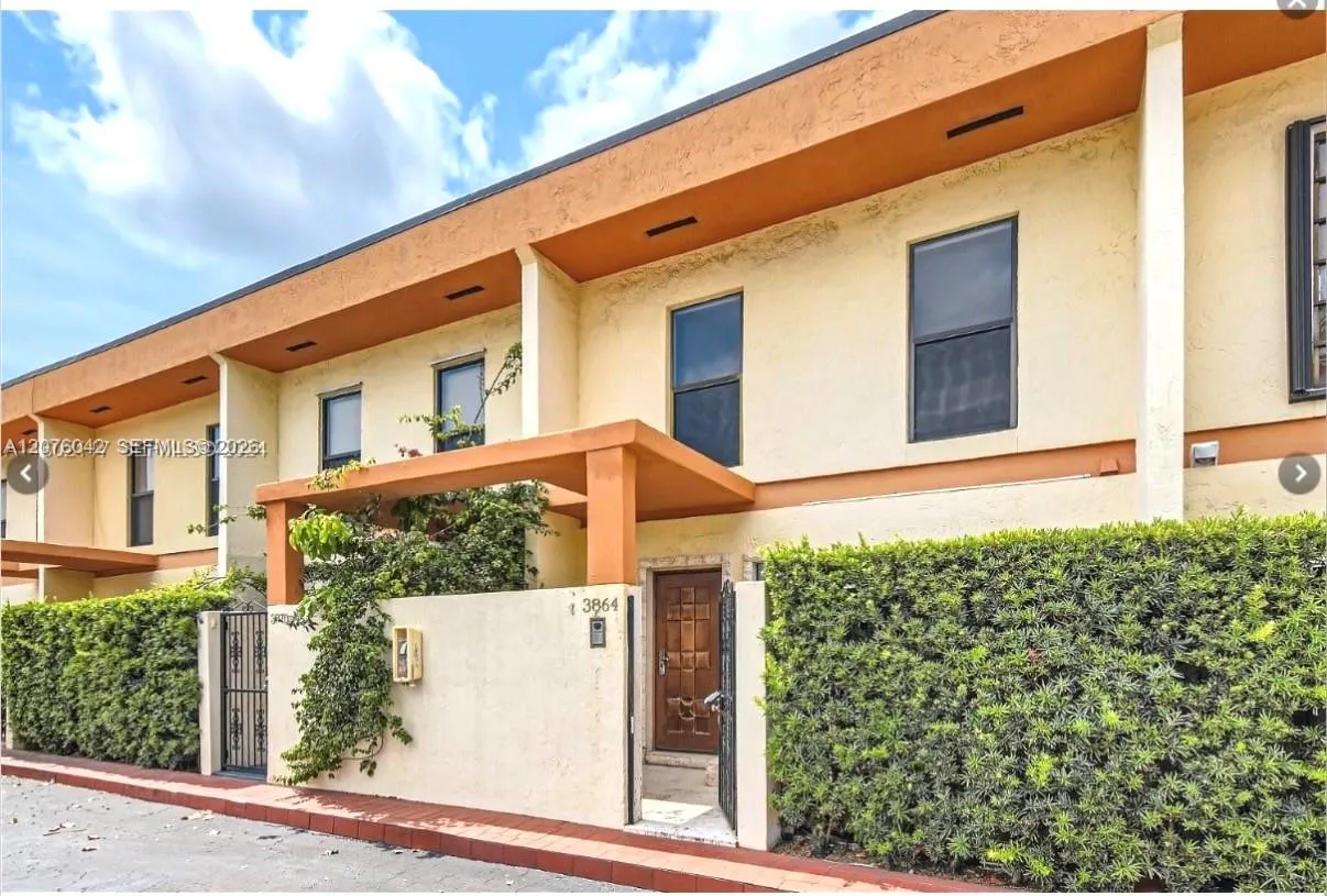 Foto de propiedad en 3864 NE 167th Street 5, North Miami Beach, FL 33160 North Miami Beach con MLS# 