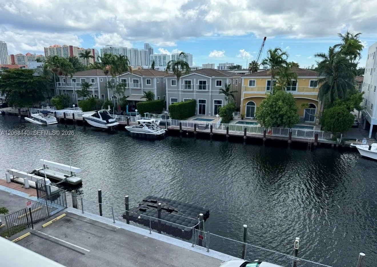 Foto de propiedad en 3868 NE 169th Street 402, North Miami Beach, FL 33160 North Miami Beach con MLS# 