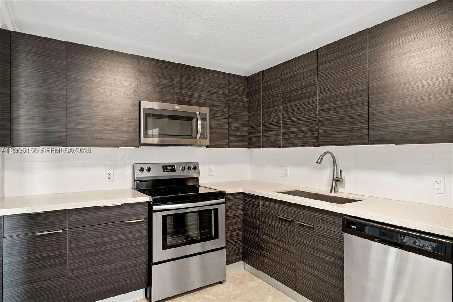 Foto de propiedad en 390 Racquet Club Road 202, Weston, FL 33326 Weston con MLS# 