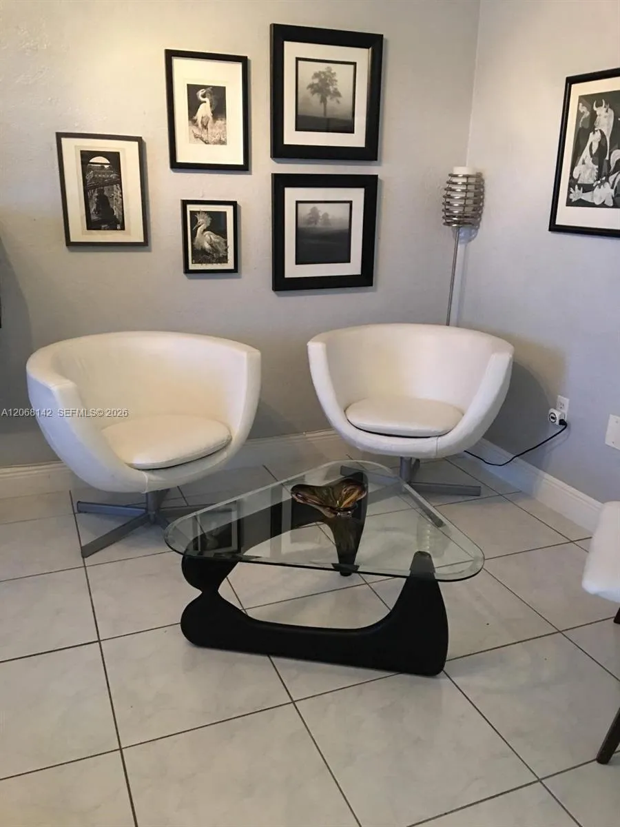 Foto de propiedad en 3905 SW 78th Court 205, Miami, FL 33155 Miami con MLS# 