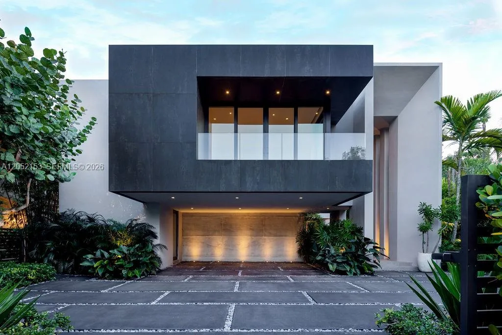 Foto de propiedad en 3910 Battersea Road, Miami, FL 33133 Miami con MLS# 