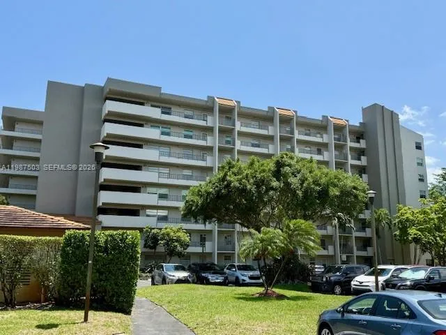 Foto de propiedad en 3910 Inverrary Boulevard 407-B, Lauderhill, FL 33319 Lauderhill con MLS# 