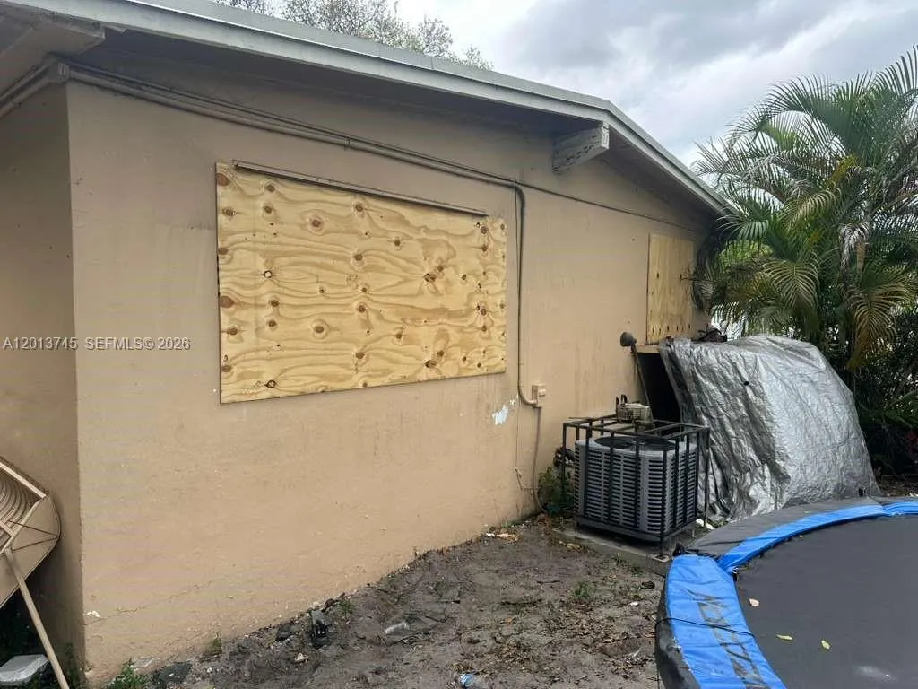 Foto de propiedad en 3910 SW 34th Avenue, West Park, FL 33023 West Park con MLS# 