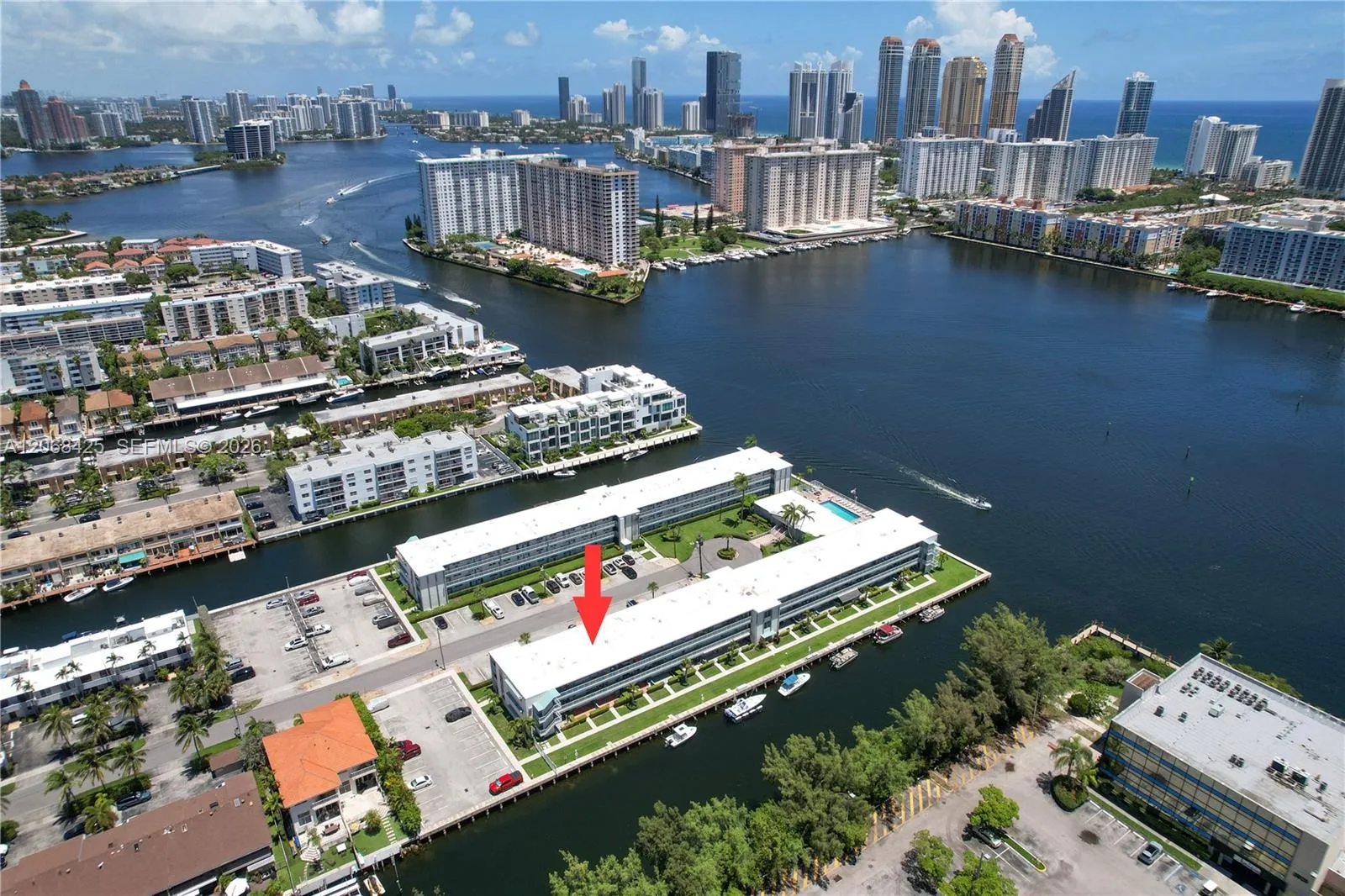 Foto de propiedad en 3922 NE 166th Street S303, North Miami Beach, FL 33160 North Miami Beach con MLS# 