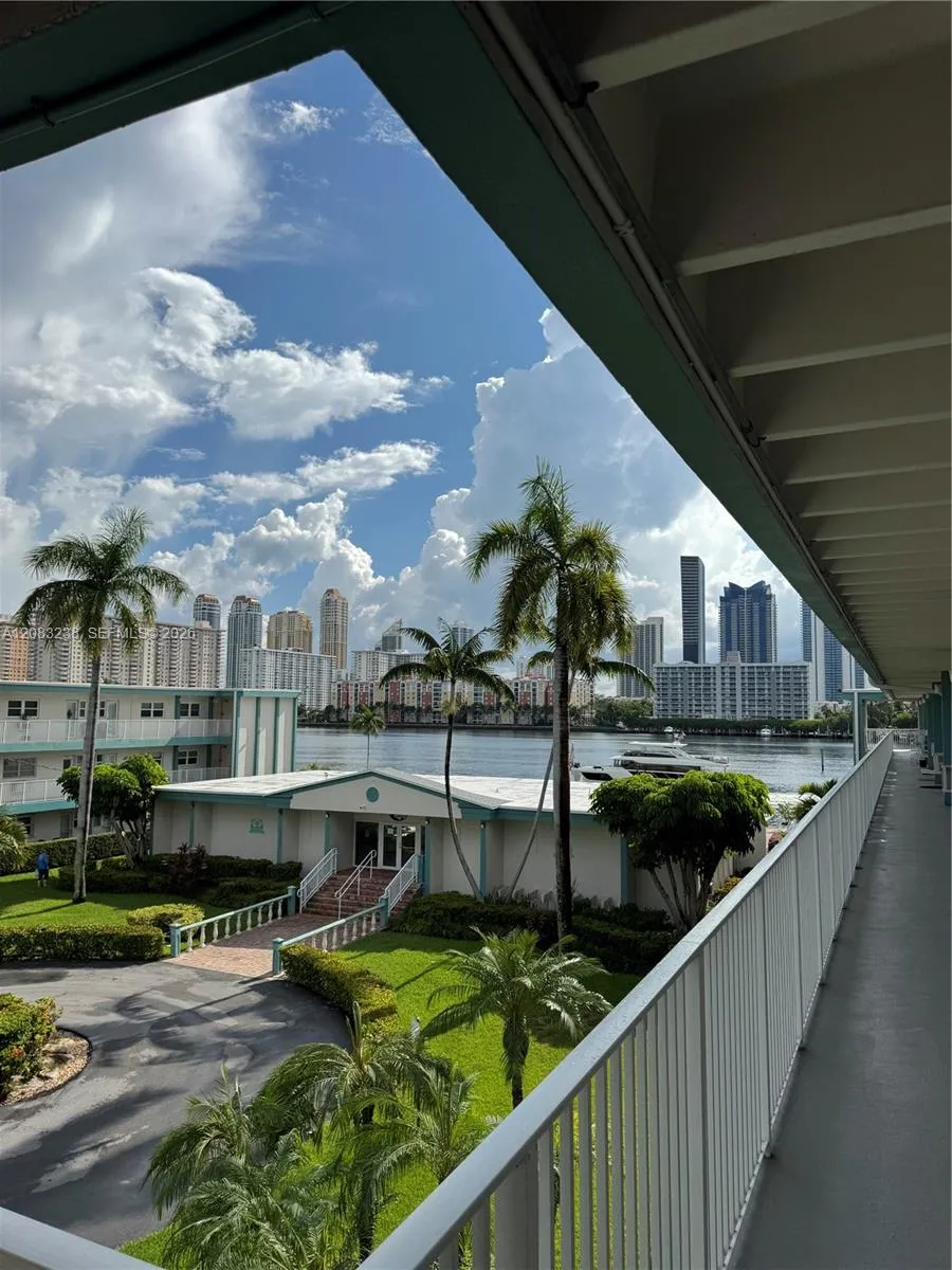 En Venta 3922 NE 166th Street S305, North Miami Beach, FL 33160, North Miami Beach, FL 33160