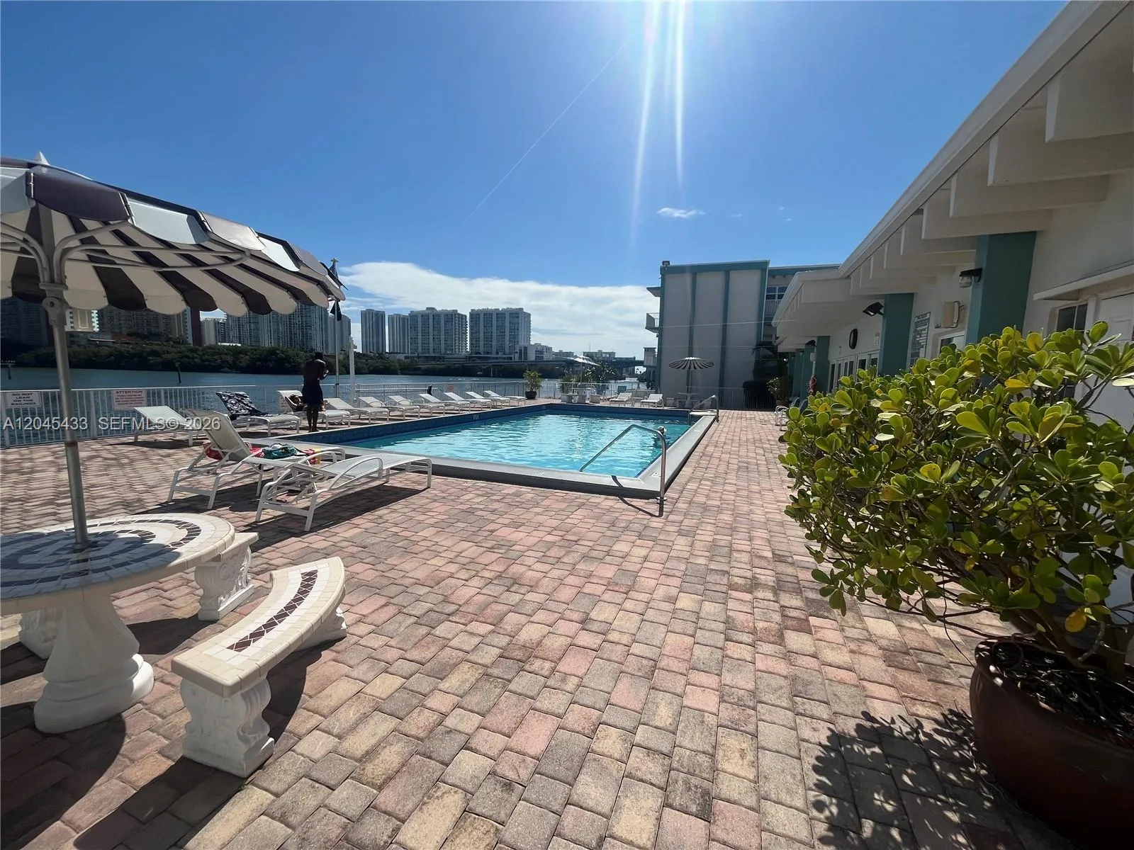 Foto de propiedad en 3923 NE 166th Street N-106, North Miami Beach, FL 33160 North Miami Beach con MLS# 