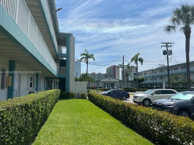 Foto de propiedad en 3923 NE 166th Street N-108, North Miami Beach, FL 33160 North Miami Beach con MLS# 