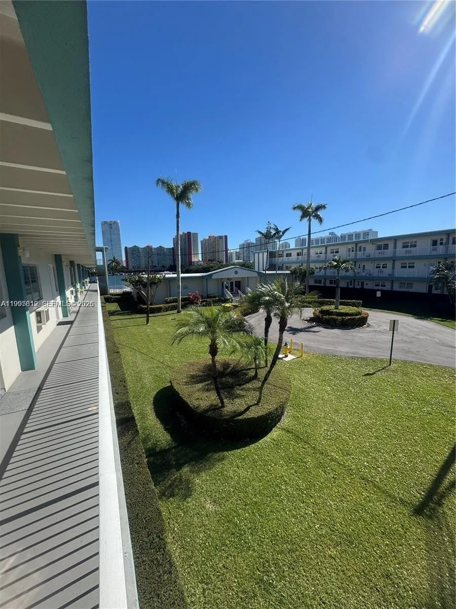 Foto de propiedad en 3923 NE 166th Street N208, North Miami Beach, FL 33160 North Miami Beach con MLS# 