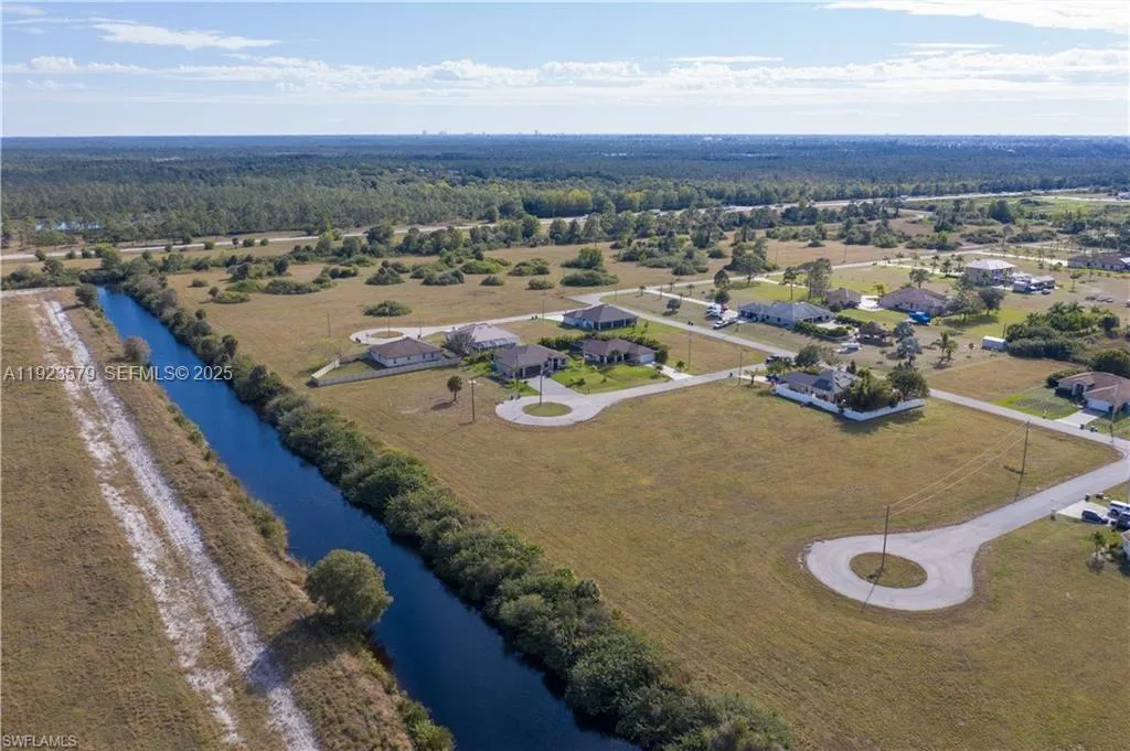 Foto de propiedad en 3923 NW 33rd Place, Cape Coral, FL 33993 Cape Coral con MLS# 