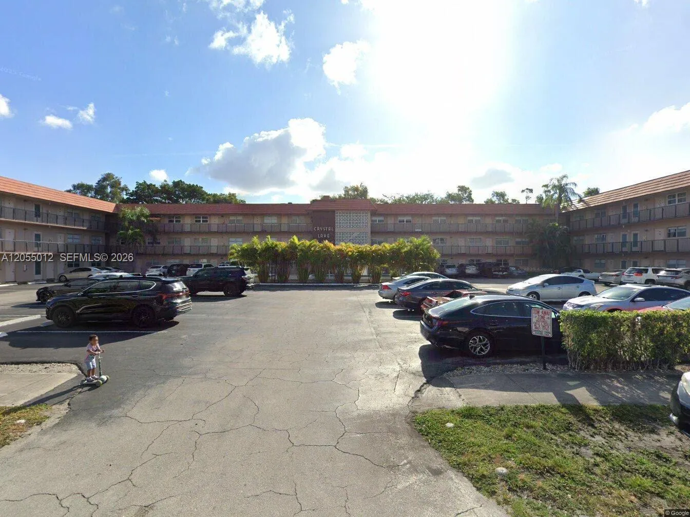 Foto de propiedad en 3930 Crystal Lake Drive 208, Deerfield Beach, FL 33064 Deerfield Beach con MLS# 