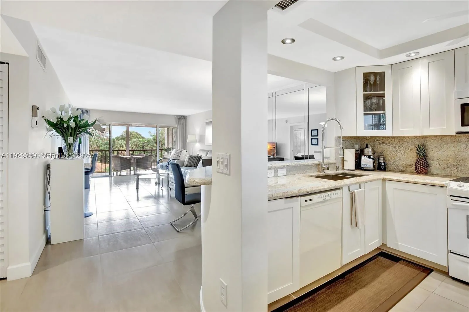 Foto de propiedad en 3930 Inverrary Boulevard 405-D, Lauderhill, FL 33319 Lauderhill con MLS# 
