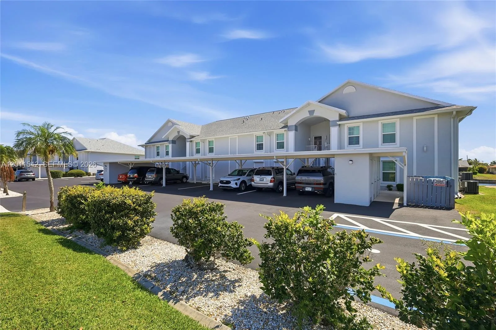 Foto de propiedad en 3933 SE 11 Place 208, Cape Coral, FL 33904 Cape Coral con MLS# 