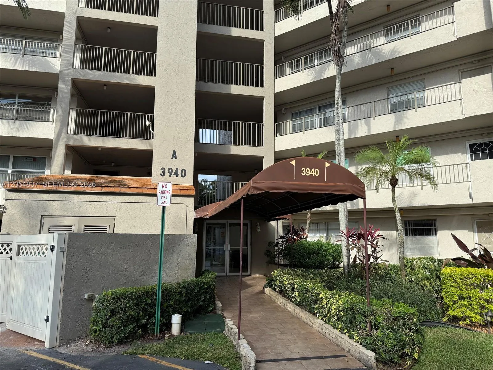 Foto de propiedad en 3940 Inverrary Boulevard 106-A, Lauderhill, FL 33319 Lauderhill con MLS# 