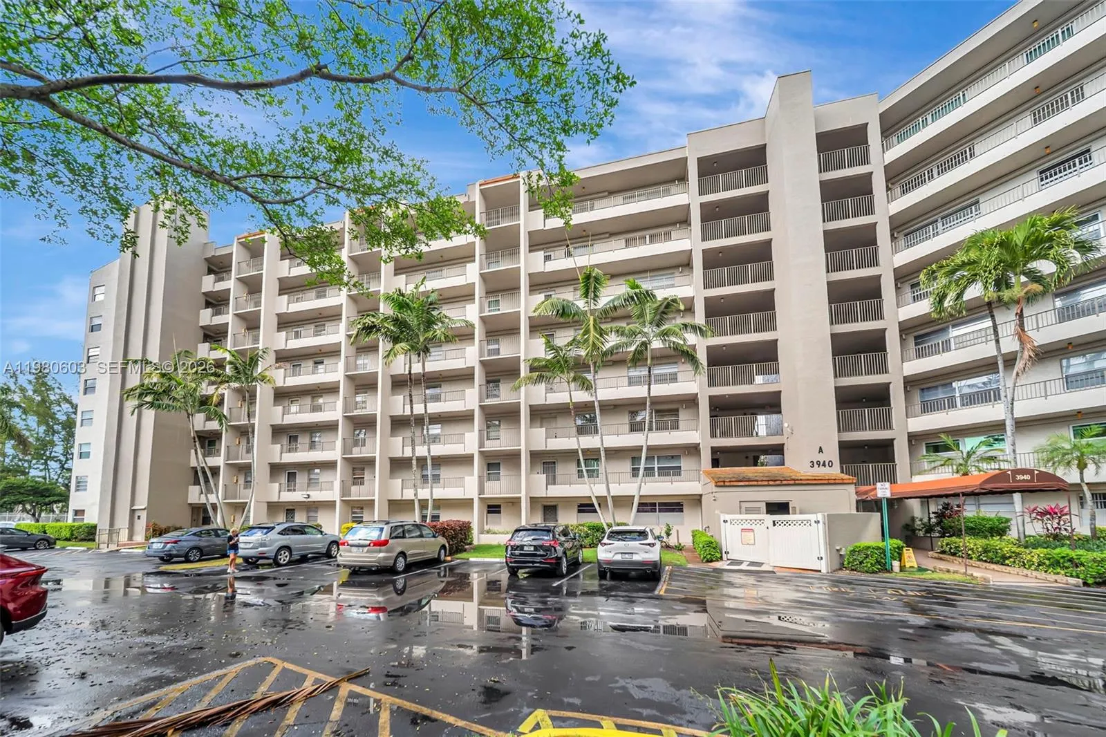 Foto de propiedad en 3940 Inverrary Boulevard 303-A, Lauderhill, FL 33319 Lauderhill con MLS# 
