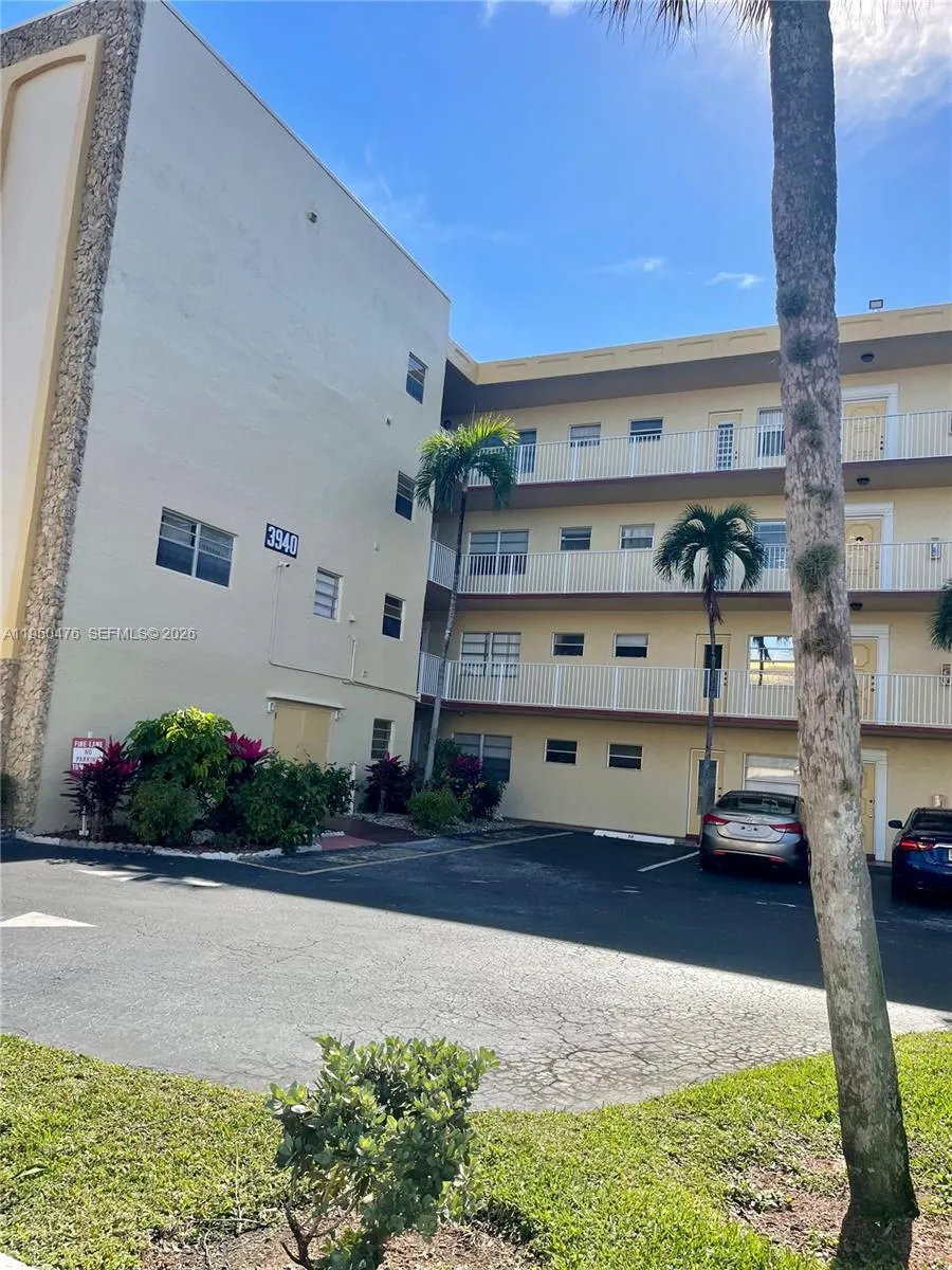 Foto de propiedad en 3940 NW 42nd Avenue 319, Lauderdale Lakes, FL 33319 Lauderdale Lakes con MLS# 