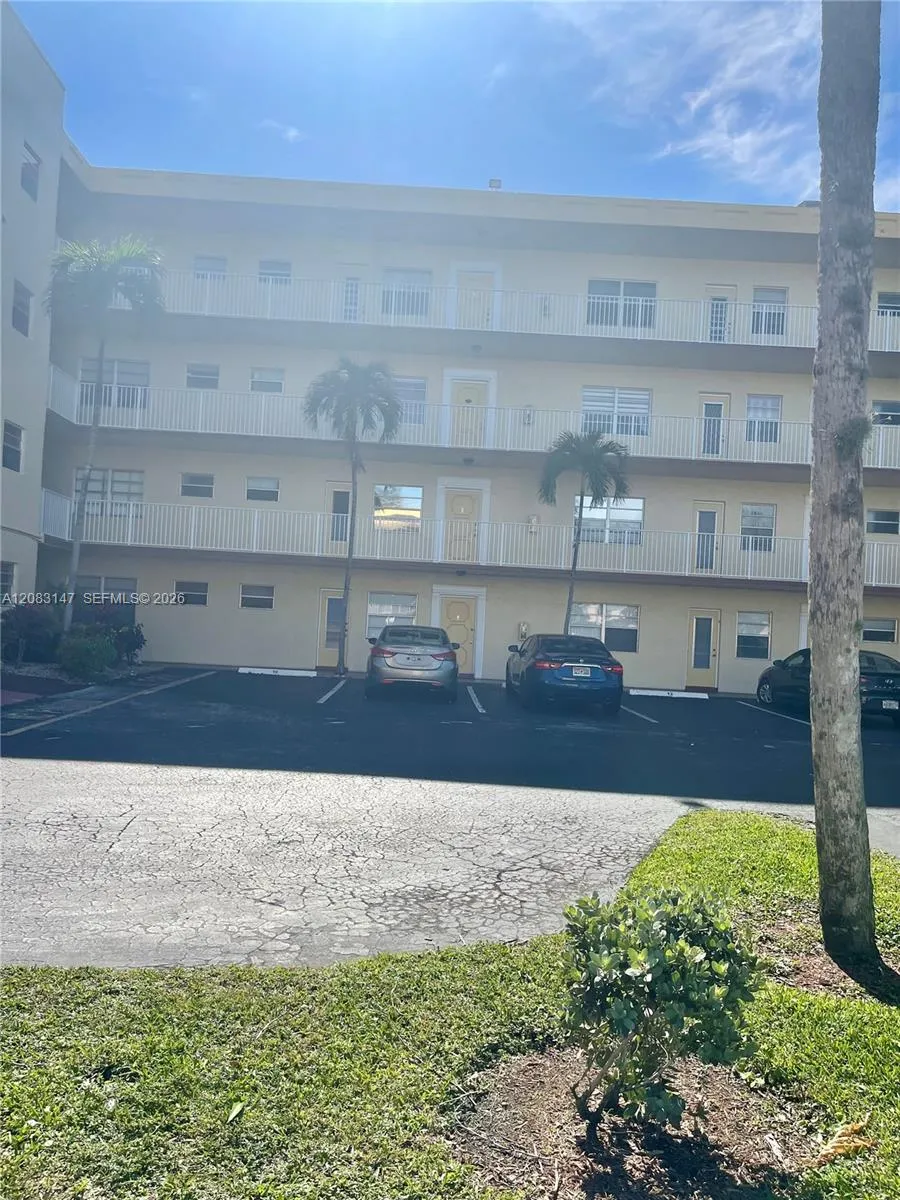 Foto de propiedad en 3940 NW 42nd Avenue 321, Lauderdale Lakes, FL 33319 Lauderdale Lakes con MLS# 