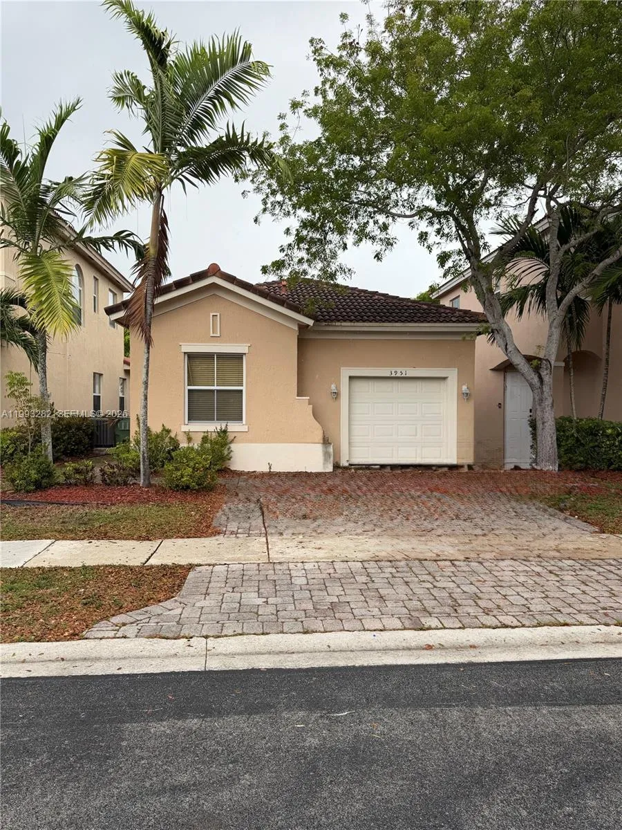 Foto de propiedad en 3951 NE 11th Drive, Homestead, FL 33033 Homestead con MLS# 