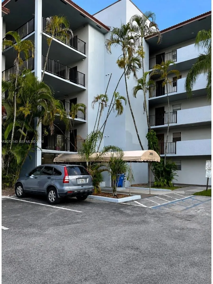 Foto de propiedad en 3955 N Nob Hill Road 403, Sunrise, FL 33351 Sunrise con MLS# 