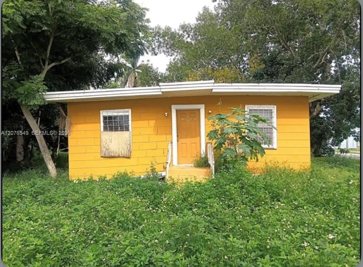 Foto de propiedad en 398 Cypress Avenue, Pahokee, FL 33476 Pahokee con MLS# 
