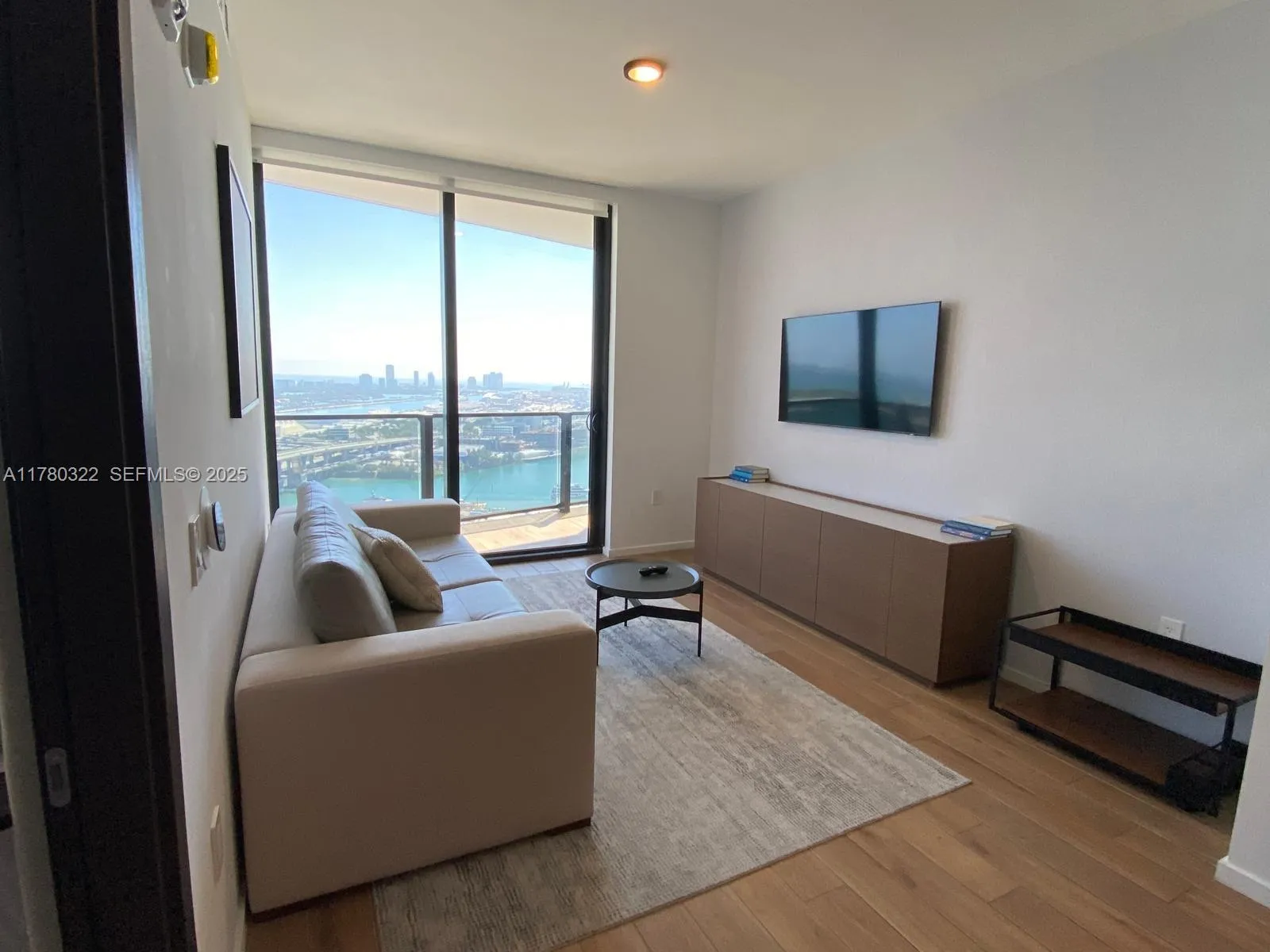 Foto de propiedad en 398 NE 5th Street 2910, Miami, FL 33132 Miami con MLS# 