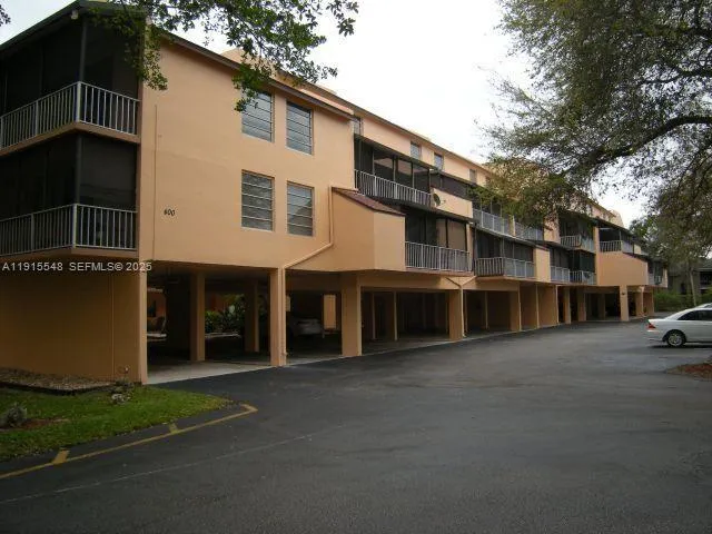 Foto de propiedad en 400 Commodore Drive 108, Plantation, FL 33325 Plantation con MLS# 