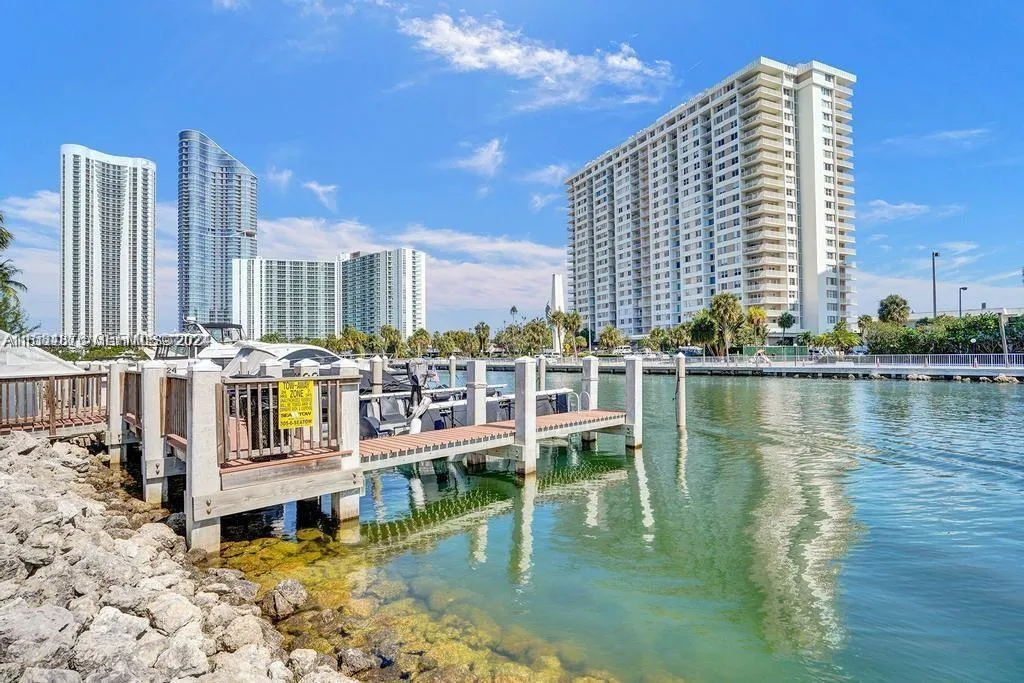 Foto de propiedad en 400 Kings Point Drive 1219, Sunny Isles Beach, FL 33160 Sunny Isles Beach con MLS# 