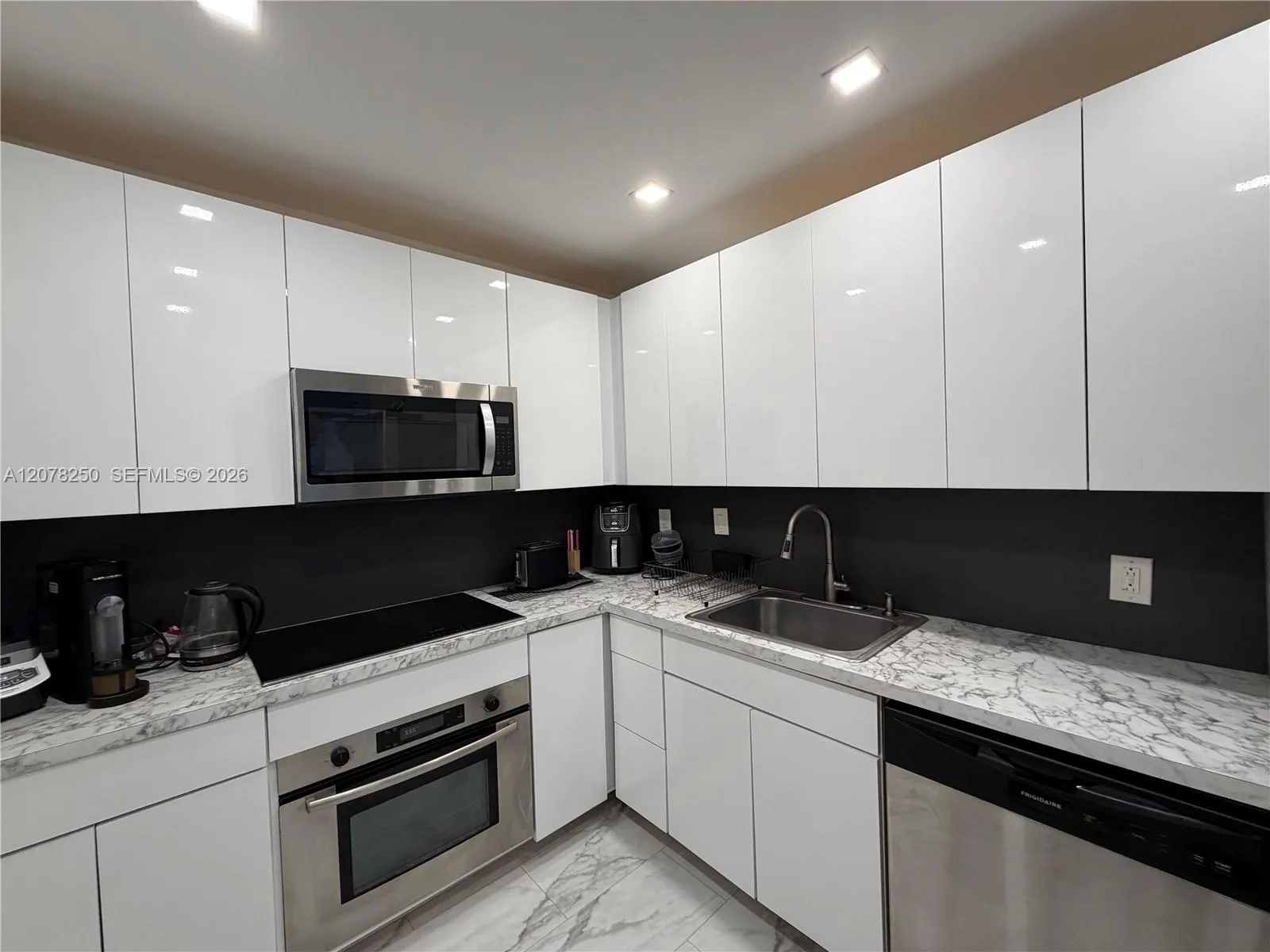 Foto de propiedad en 400 Kings Point Drive 218, Sunny Isles Beach, FL 33160 Sunny Isles Beach con MLS# 