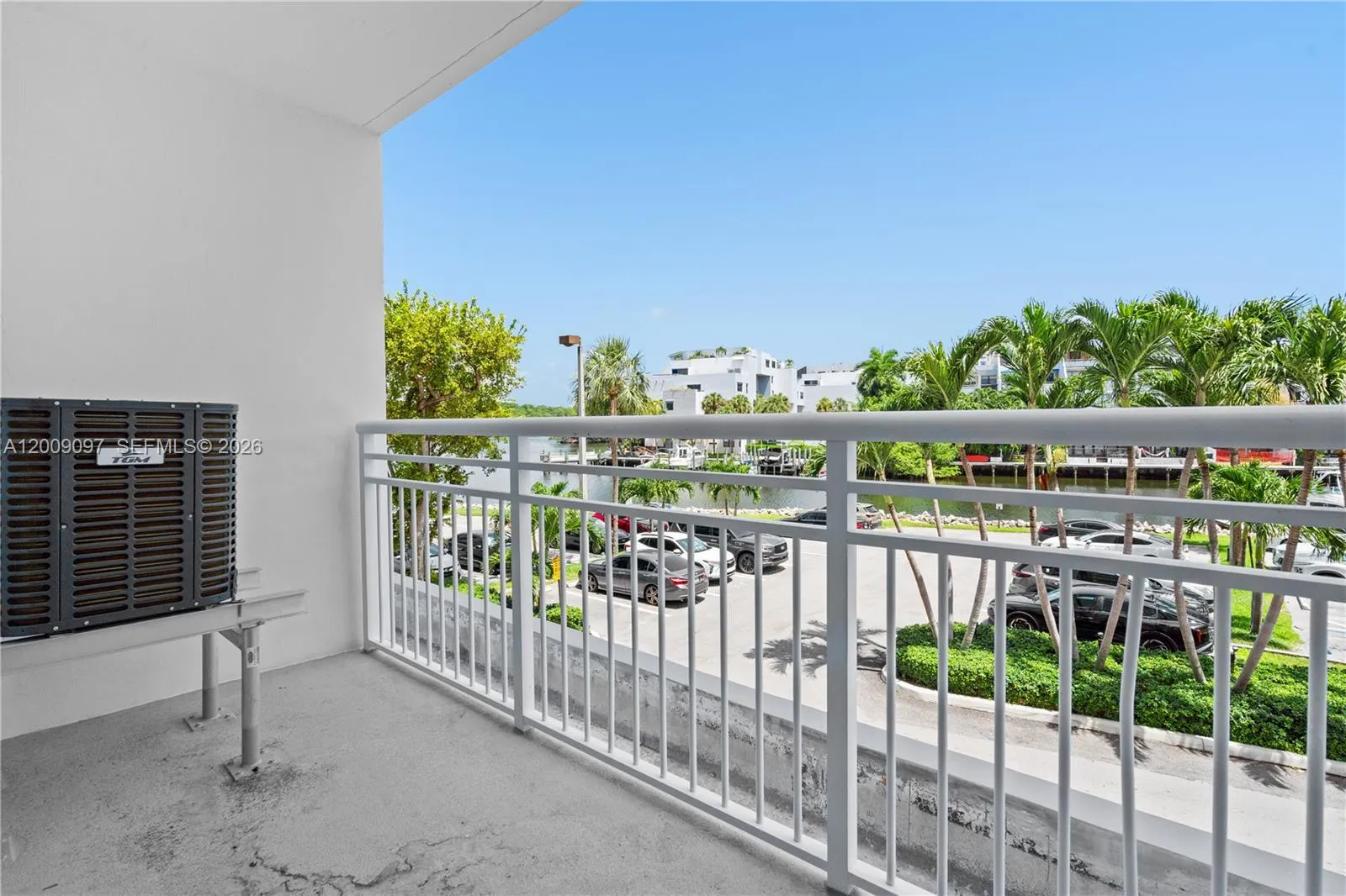 Foto de propiedad en 400 Kings Point Drive 229, Sunny Isles Beach, FL 33160 Sunny Isles Beach con MLS# 