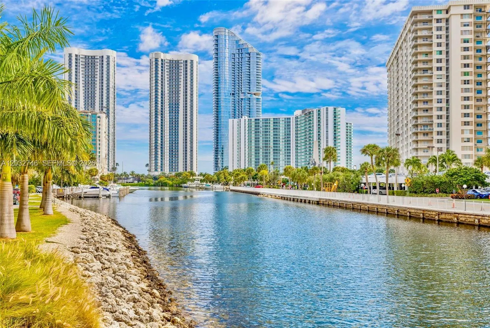 Foto de propiedad en 400 Kings Point Drive 309, Sunny Isles Beach, FL 33160 Sunny Isles Beach con MLS# 