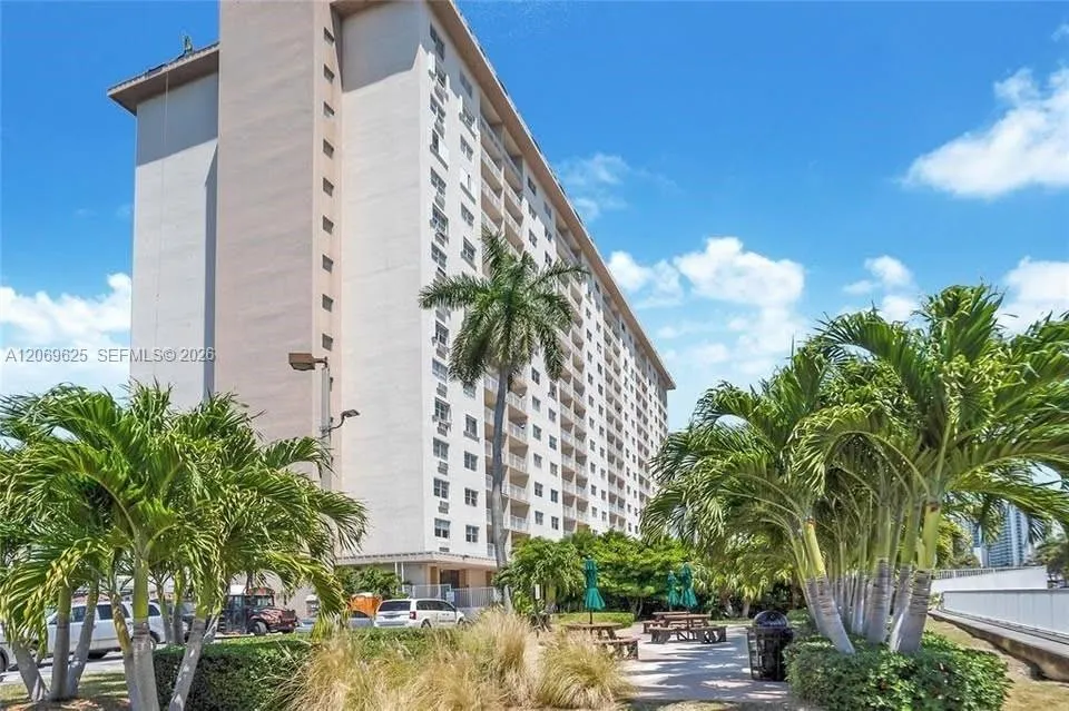 Foto de propiedad en 400 Kings Point Drive 316, Sunny Isles Beach, FL 33160 Sunny Isles Beach con MLS# 