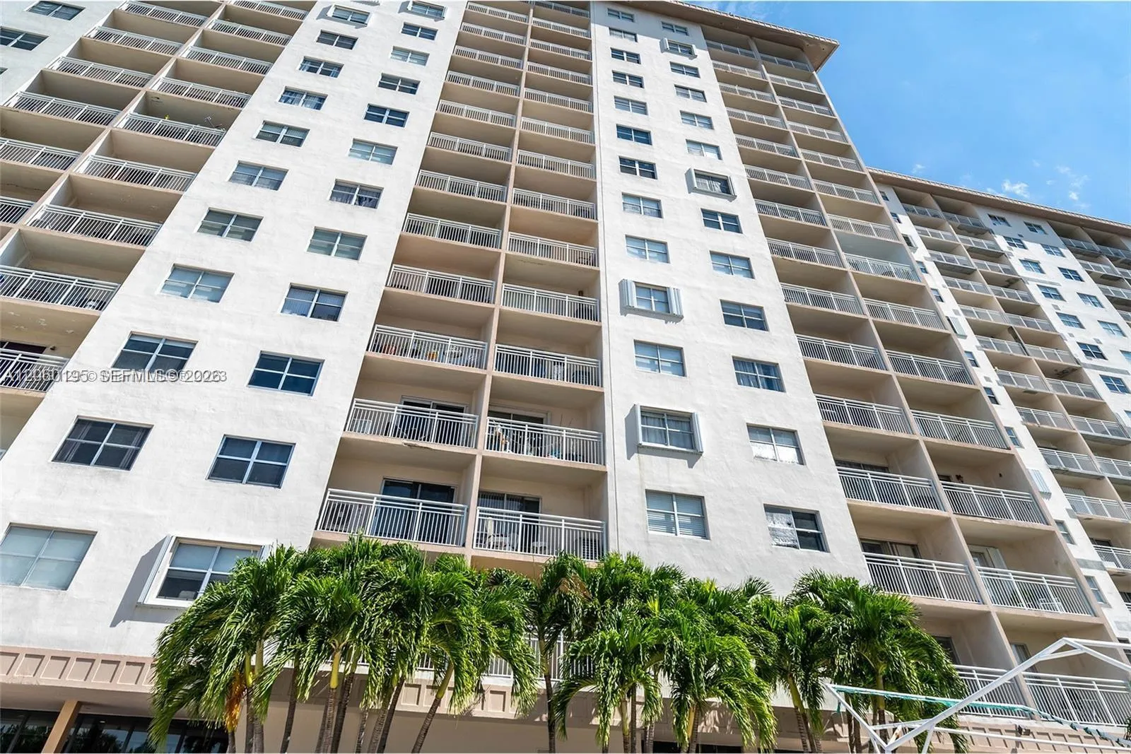 Foto de propiedad en 400 Kings Point Drive 320, Sunny Isles Beach, FL 33160 Sunny Isles Beach con MLS# 